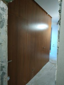 Двери скрытого монтажа Прайд и стенные панели ДСП вход в санузлы